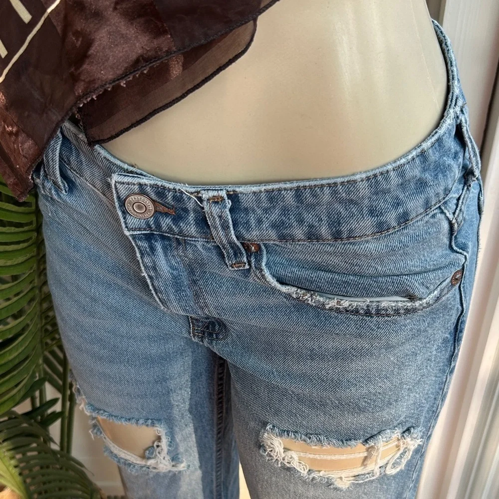 Classic Aeropostale Blue Ripped Jeans for Women size 6 Regular - Picture 2 of 5